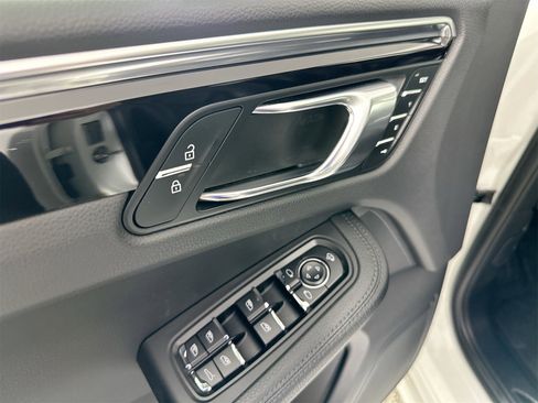 Certified 2023 Porsche Macan image 31