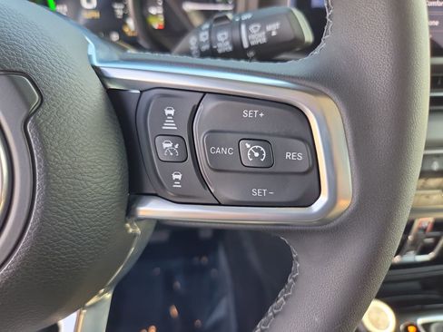 Used 2025 Jeep Wrangler Unlimited Sahara AWD/4WD image 28
