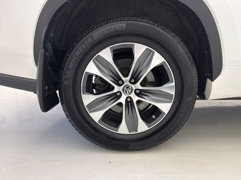 Used 2021 Toyota Highlander XLE AWD/4WD image 11