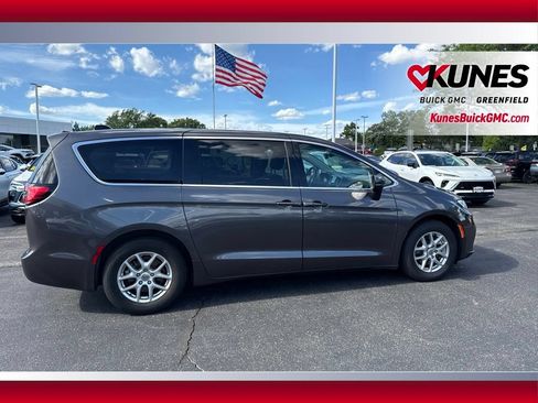 Used 2023 Chrysler Pacifica Touring-L FWD image 4