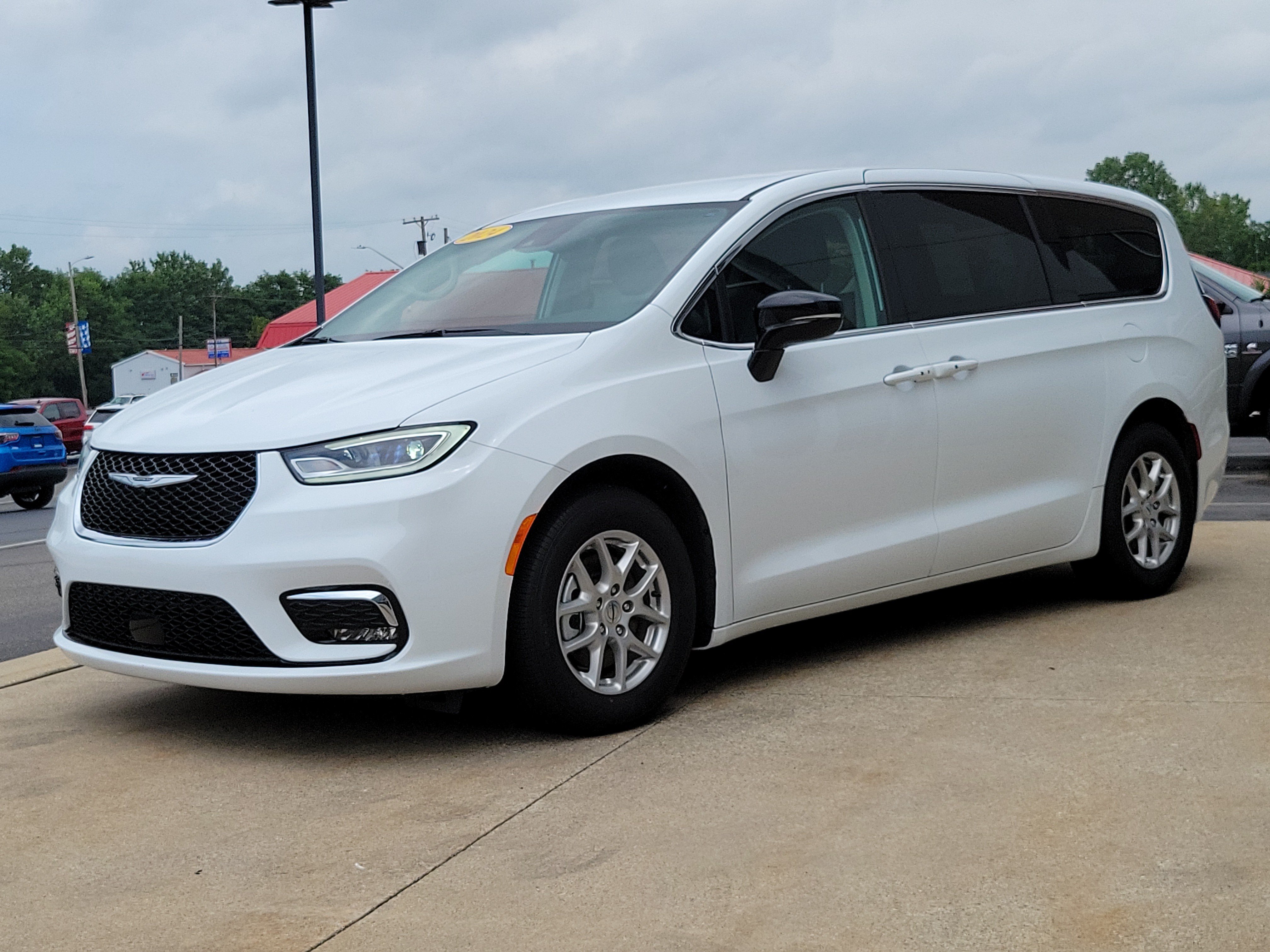 Used 2024 Chrysler Pacifica Touring-L FWD image 2