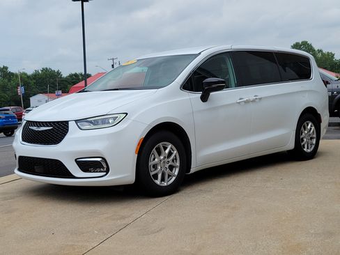 Used 2024 Chrysler Pacifica Touring-L FWD image 2