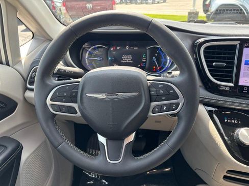 Used 2023 Chrysler Pacifica Touring-L FWD image 15