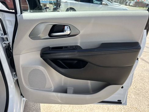 Used 2024 Chrysler Pacifica Touring-L FWD image 13