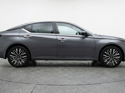 Used 2025 Nissan Altima 2.5 SV FWD image 11