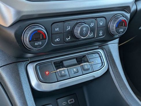 Used 2023 GMC Acadia SLE image 21