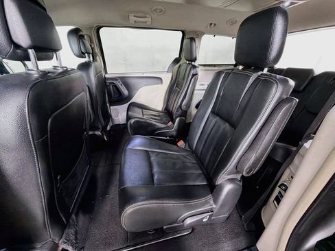 Used 2016 Chrysler Town & Country Touring FWD image 23