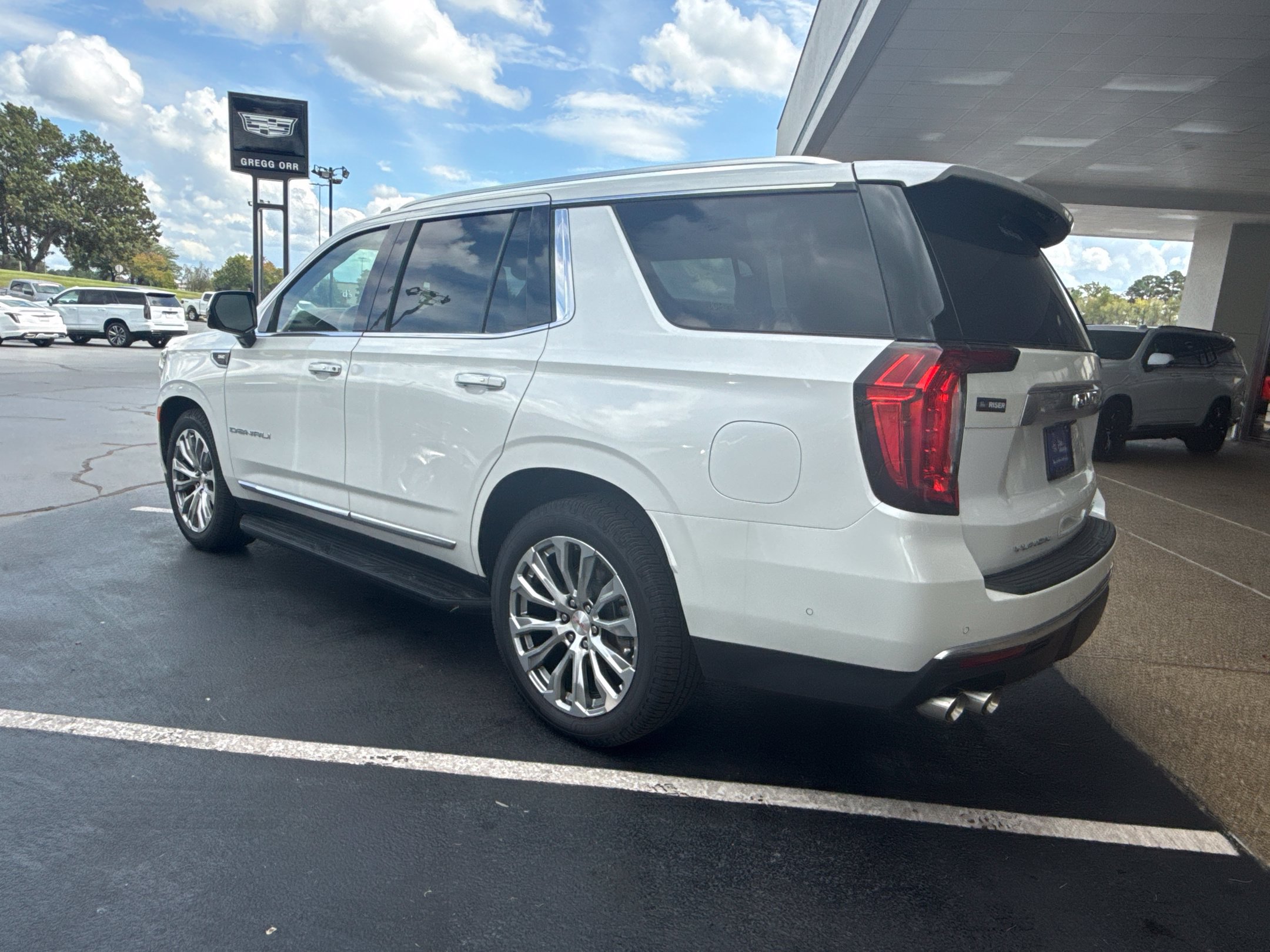 Used 2023 GMC Yukon Denali w/ Advanced Technology Package AWD/4WD image 3