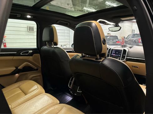 Used 2017 Porsche Cayenne Platinum Edition AWD/4WD image 31