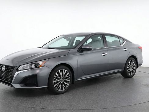 Used 2025 Nissan Altima 2.5 SV FWD image 3