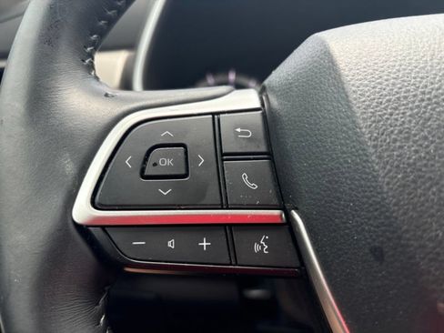 Used 2024 Toyota Highlander XLE FWD image 13