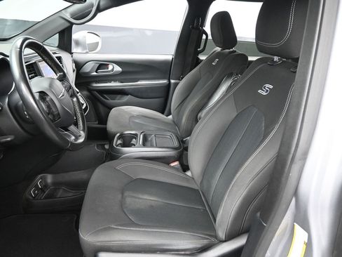 Used 2020 Chrysler Pacifica Touring w/ S Appearance Package FWD image 9