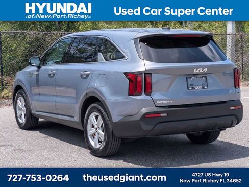 Used 2023 Kia Sorento LX FWD image 3