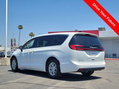 Used 2023 Chrysler Pacifica Touring-L FWD image 2