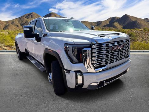 Used 2024 GMC Sierra 3500 Denali w/ Denali Reserve Package AWD/4WD image 4