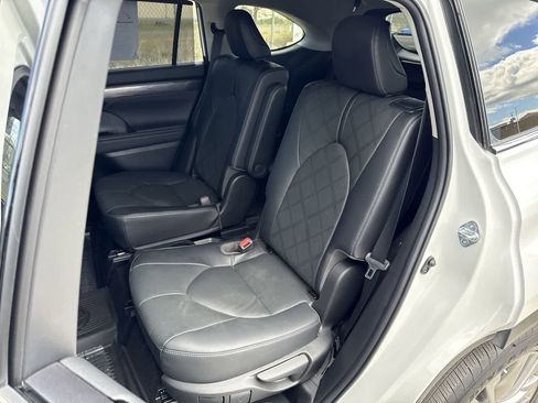 Used 2023 Toyota Highlander Platinum image 12