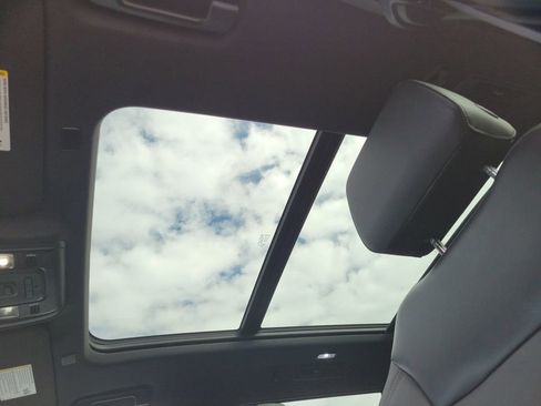 Used 2023 Chevrolet Suburban Z71 image 36