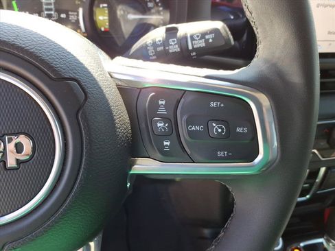 Used 2025 Jeep Wrangler Unlimited Sahara AWD/4WD image 26