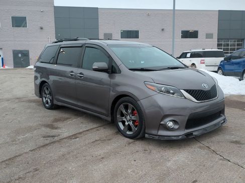 Used 2015 Toyota Sienna SE Premium image 2