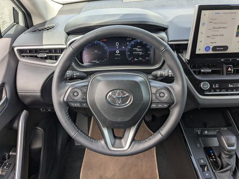 Used 2026 Toyota Corolla Cross XLE AWD/4WD image 18