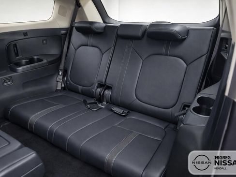 Used 2024 Honda Pilot Touring image 11