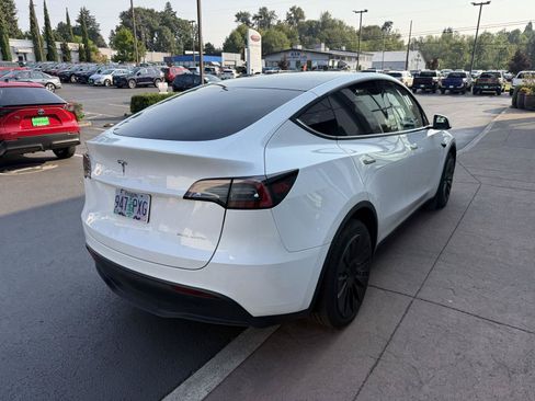 Used 2024 Tesla Model Y Long Range AWD/4WD image 5