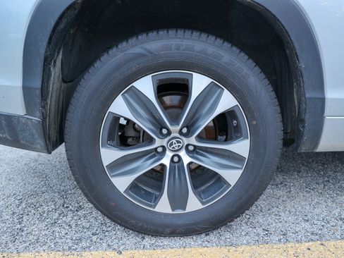 Used 2018 Toyota Highlander XLE FWD image 12