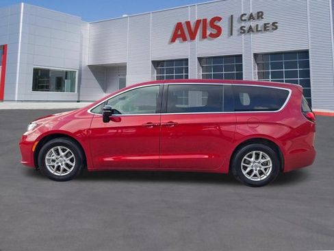 Used 2025 Chrysler Pacifica Select FWD image 11