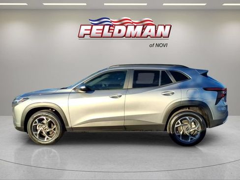 Used 2025 Chevrolet Trax LT w/ Driver Confidence Package FWD image 2
