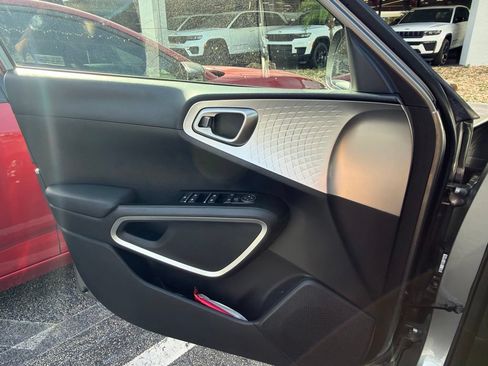 Used 2024 Kia Soul LX FWD image 4