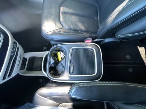 Used 2024 Chrysler Pacifica Touring-L FWD image 20