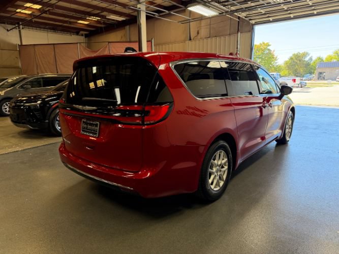 Used 2025 Chrysler Pacifica Select FWD image 4