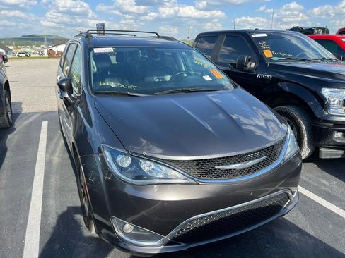 Used 2017 Chrysler Pacifica Touring-L FWD image 2