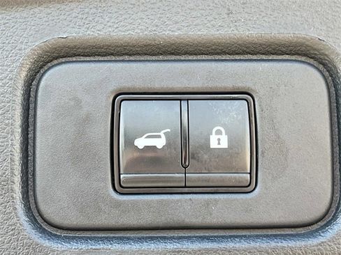 Used 2023 Nissan Pathfinder SL image 11