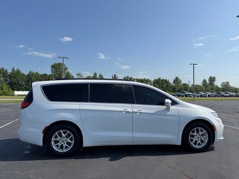 Used 2022 Chrysler Pacifica Touring-L FWD image 5