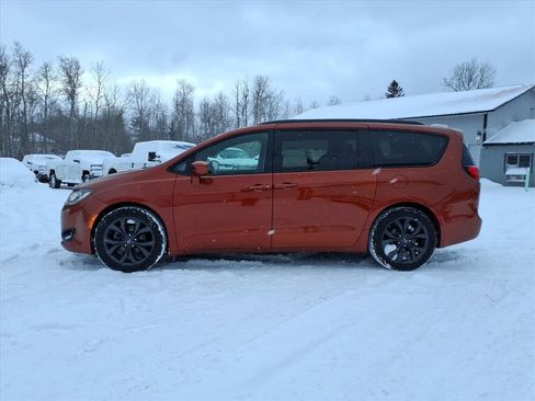 Used 2018 Chrysler Pacifica Touring-L Plus image 2