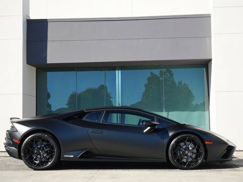 Used 2022 Lamborghini Huracan EVO image 2