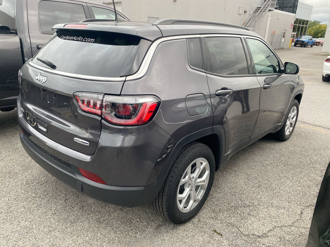 Used 2024 Jeep Compass Latitude AWD/4WD image 11