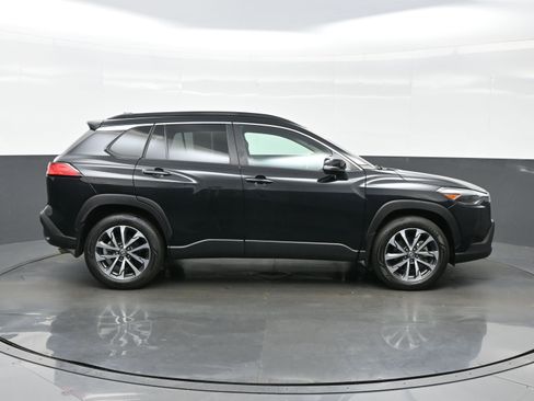 Used 2022 Toyota Corolla Cross XLE w/ Convenience Package image 7