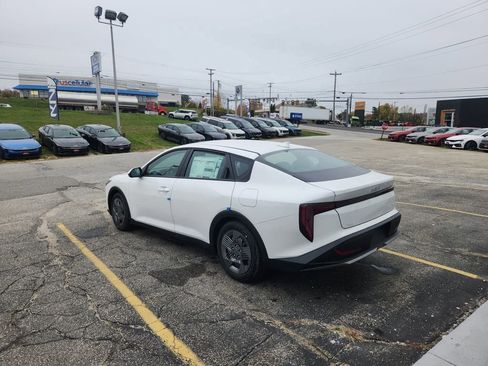 New 2025 Kia K4 LX image 9
