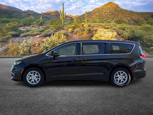 Used 2023 Chrysler Pacifica Touring-L image 7