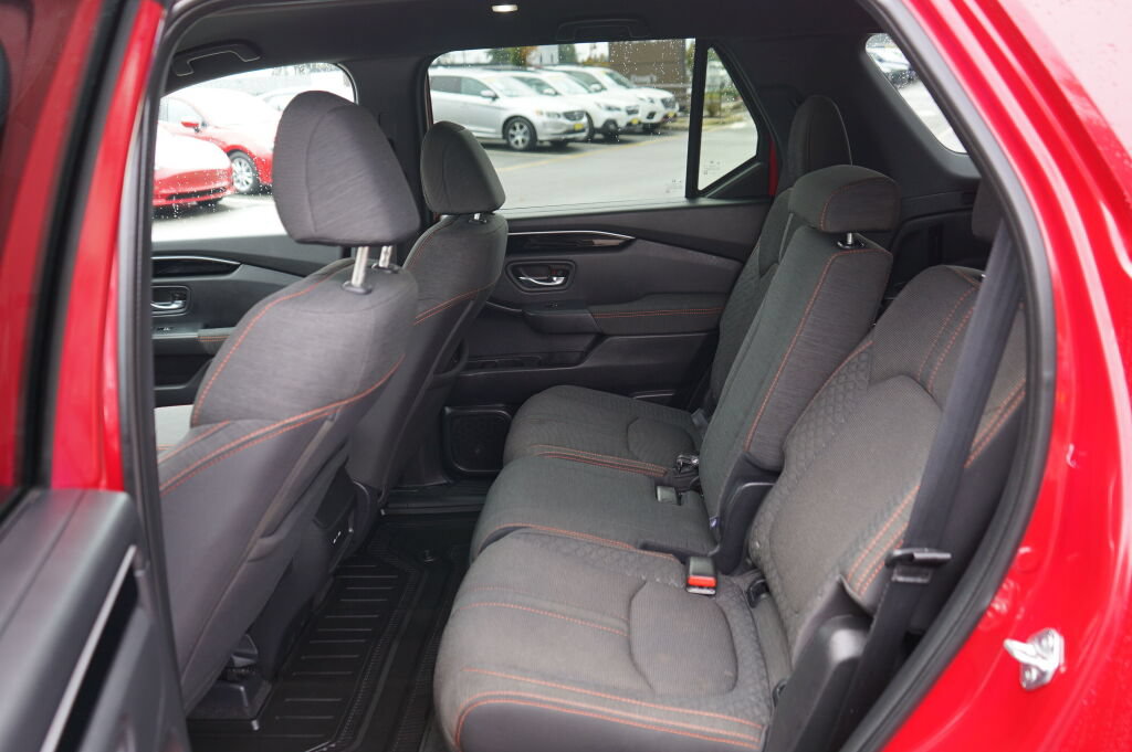 Used 2025 Honda Pilot Sport image 16