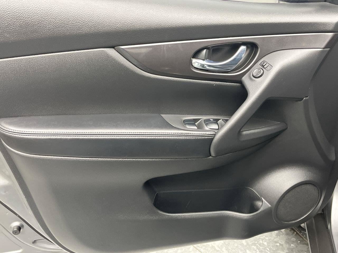 Used 2020 Nissan Rogue SV AWD/4WD image 6