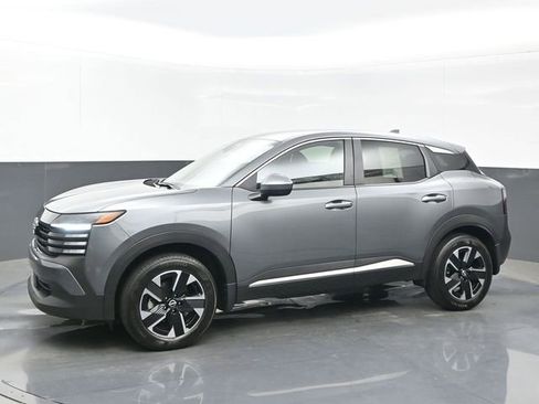 Used 2025 Nissan Kicks SV AWD/4WD image 2