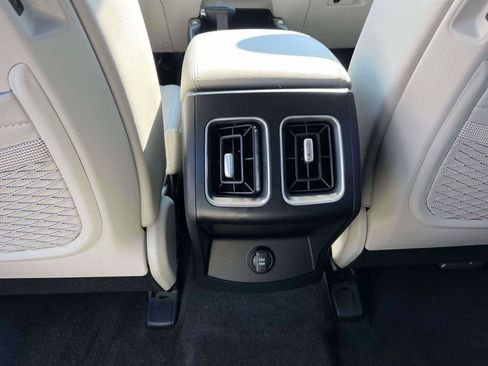 Used 2025 Kia Sorento S w/ Panoramic Sunroof Package FWD image 4