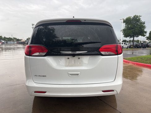 Used 2023 Chrysler Voyager LX FWD image 4