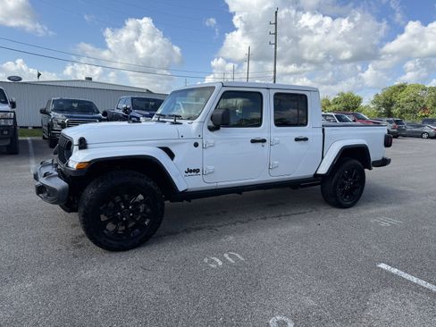 Used 2025 Jeep Gladiator Sport AWD/4WD image 4