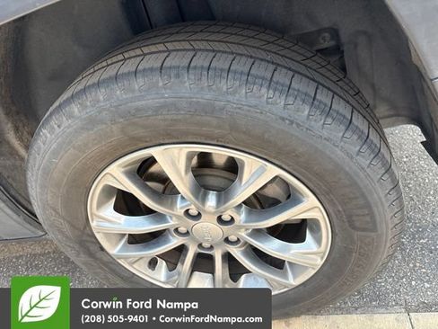 Used 2020 Jeep Cherokee Latitude Plus w/ Cold Weather Group AWD/4WD image 8