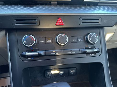 Used 2022 Kia Carnival LX image 18