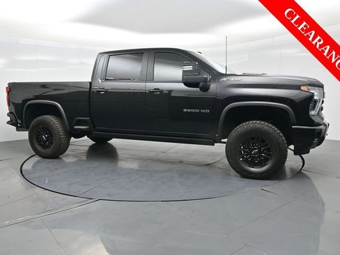 Used 2025 Chevrolet Silverado 2500 ZR2 w/ Technology Package image 4